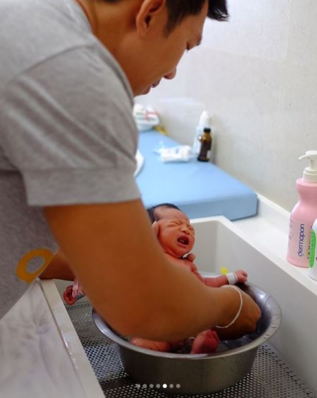 ส่องคุณพ่อมือใหม่!! “ภราดร” หัดอาบน้ำให้ “น้องเฌอลีน” น่ารักมาก!! (มีคลิป)