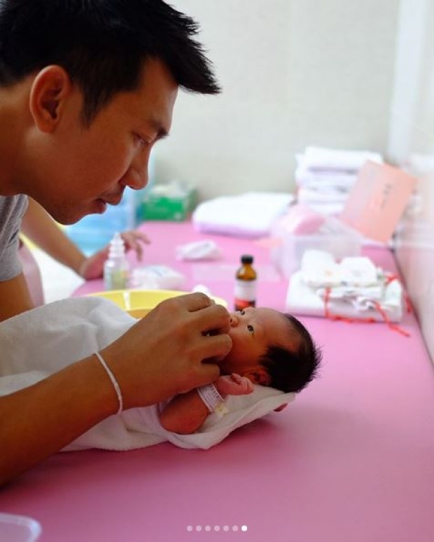 ส่องคุณพ่อมือใหม่!! “ภราดร” หัดอาบน้ำให้ “น้องเฌอลีน” น่ารักมาก!! (มีคลิป)