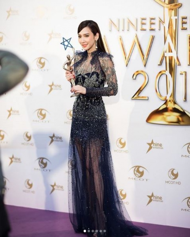 เปิดราคาชุดสุดหรูที่ “อั้ม พัชราภา” ใส่ไปรับรางวัลนักแสดงหญิงแห่งปี (มีคลิป)