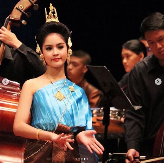 สาวน้อยชุดไทยสไบฟ้า ยิ่งโตยิ่งอ่อนช้อยงดงาม สมแล้วที่มีคุณแม่เป็นดาราดังในวงการ!? (มีคลิป)