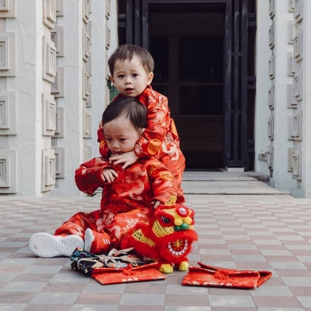 อบอุ่นจริง! “น้องสายฟ้า - น้องพายุ” จับขันตักน้ำ ร่วมรดน้ำดำหัว “คุณยายวารี” ในวันสงกรานต์