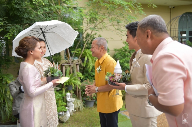 สุดชื่นมื่น! สายป่าน อภิญญา ควงคู่หมั้น วุฒิ เข้าพิธีวิวาห์อย่างเรียบง่ายแล้ว!