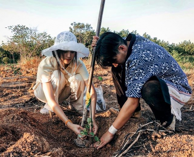 น่ารักจังอะ! เมื่อ  “โตโน่ - ณิชา” ควงแขนกันทำบุญ-ปลูกป่า กลางอากาศร้อนเมืองไทย