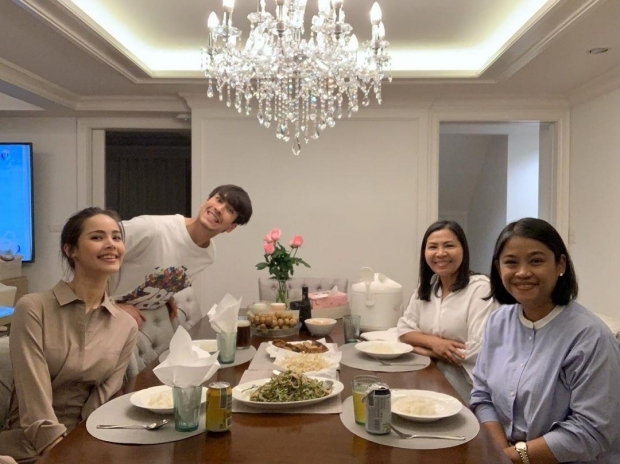 “ญาญ่า อุรัสยา” แจงรูปสวีท! “ณเดชน์” หลังเปลี่ยนบรรยากาศ “นั่งตุ๊กตุ๊กชมเมือง”