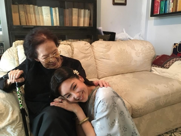  อบอุ่น! กวาง กมลชนก รุดเยี่ยมให้กำลังใจ คุณยายบรรเจิดศรี วัย 95 ปี ที่นอนรักษาอาการป่วย