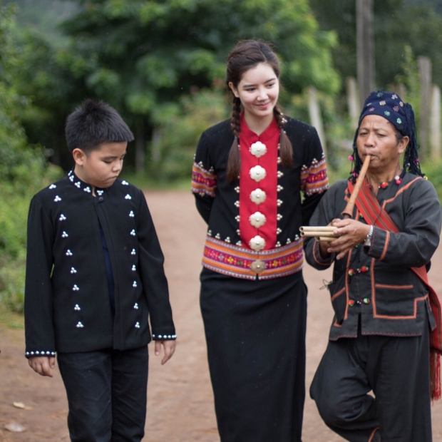 ภูมิใจไม่เคยลืม ย้อนคลิป ริชชี่ ในชุดเผ่าลาหู่ พาเยี่ยมบ้านเกิด ขึ้นดอยเก็บชา (คลิป)  