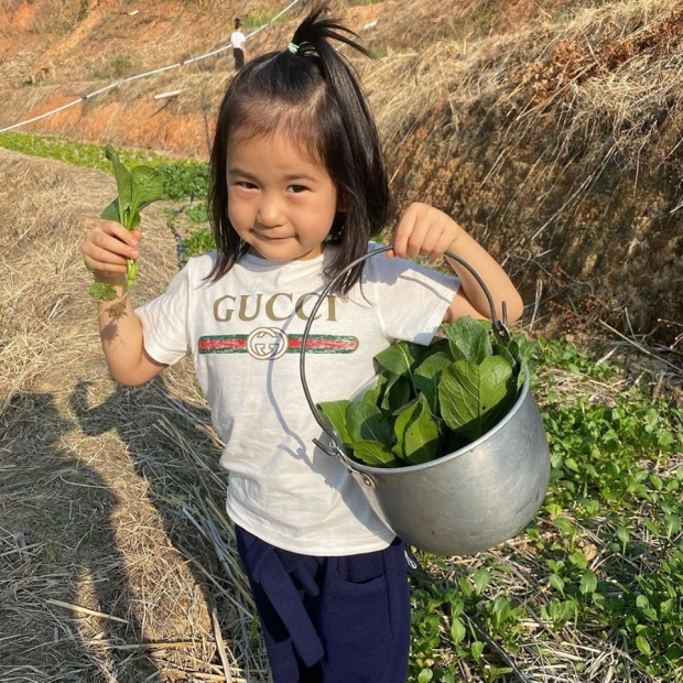 พลอย ชิดจันทร์ พาลูกสัมผัสวิถีชาวบ้านป่าบงเปียง กินอยู่เรียบง่ายไร้ไฟฟ้า 