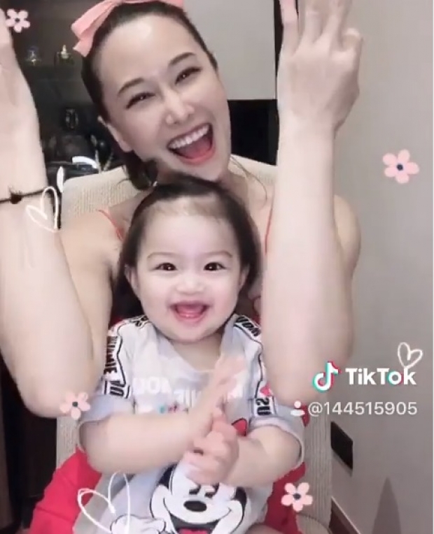  ‘ติ๊ก’ ชวน ‘น้องวีจิ’ ออกท่าทางเต้นตามเพลง น่ารักเป็นที่สุด(คลิป)