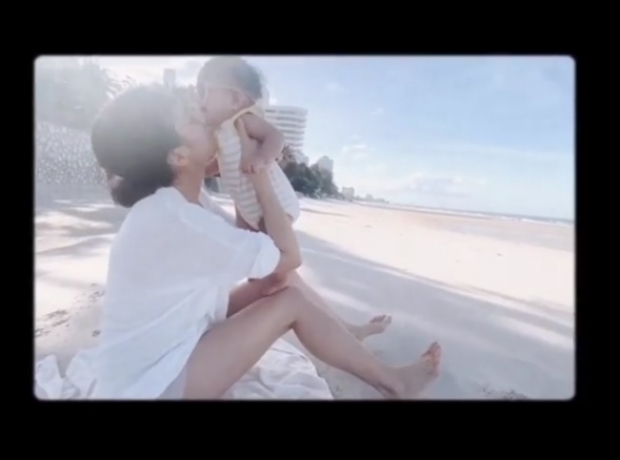 ‘เจนี่’ หย่อนคลิปน่ารัก เล่นกับ ‘น้องโนล่า’ ริมชายหาด (คลิป)