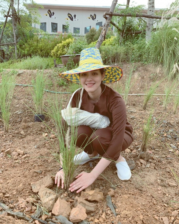 ลูกหนัง ศีตลา นุ่งขาวห่มขาวปฏิบัติธรรม-ปลูกต้นไม้ให้พ่อตั้ว