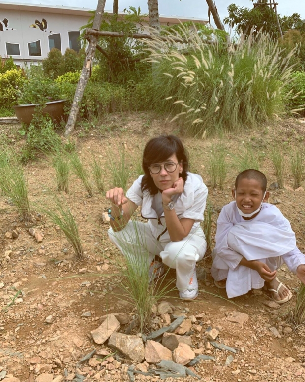 ลูกหนัง ศีตลา นุ่งขาวห่มขาวปฏิบัติธรรม-ปลูกต้นไม้ให้พ่อตั้ว