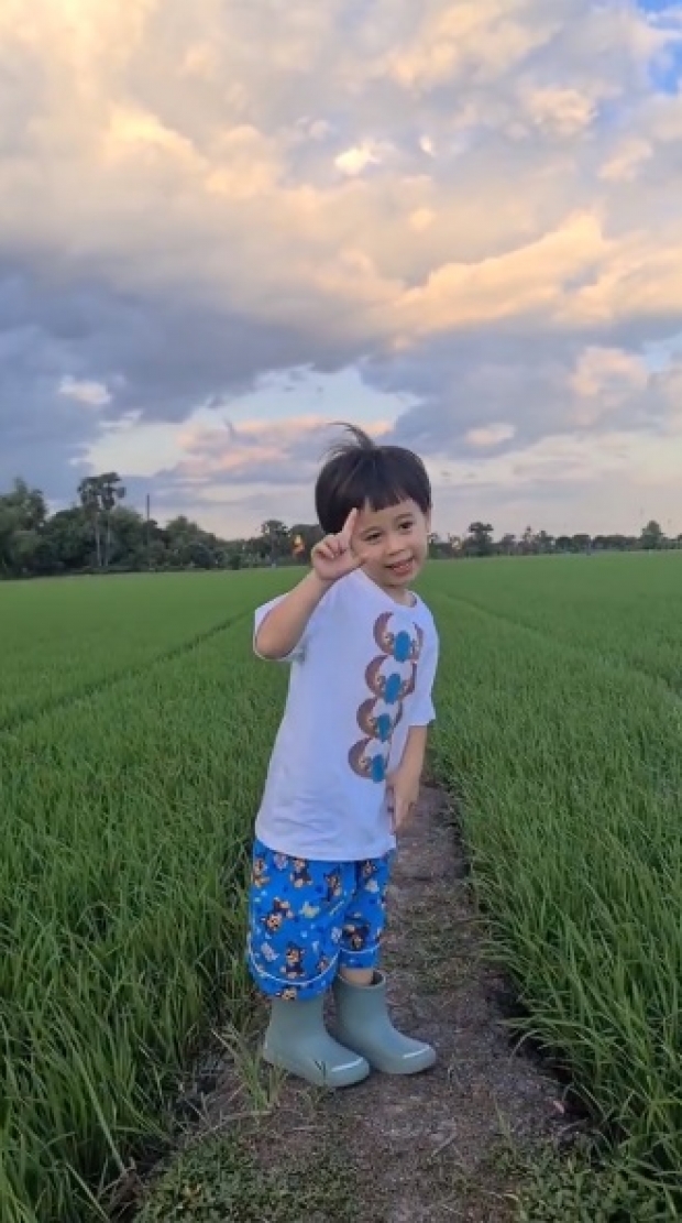 สายฟ้า-พายุ พาทัวร์ทุ่งนาดื่มด่ำธรรมชาติ โพสท่าสุดปังสมเป็นนายแบบตัวจิ๋ว