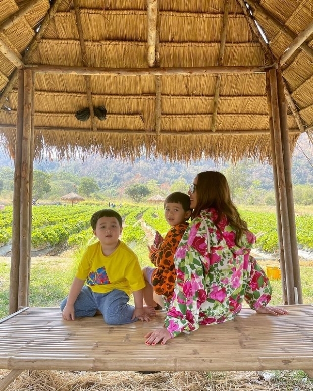 สายฟ้า-พายุ พาทัวร์ทุ่งนาดื่มด่ำธรรมชาติ โพสท่าสุดปังสมเป็นนายแบบตัวจิ๋ว