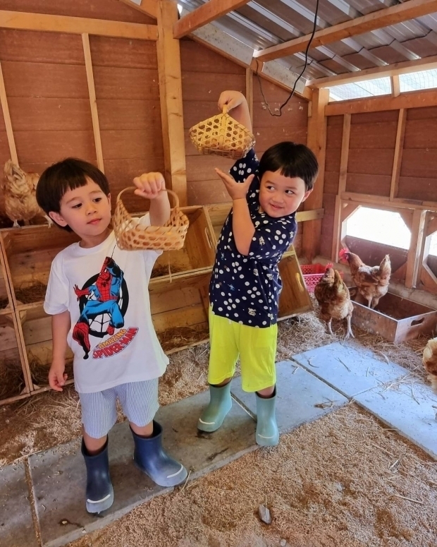 สายฟ้า-พายุ พาทัวร์ทุ่งนาดื่มด่ำธรรมชาติ โพสท่าสุดปังสมเป็นนายแบบตัวจิ๋ว