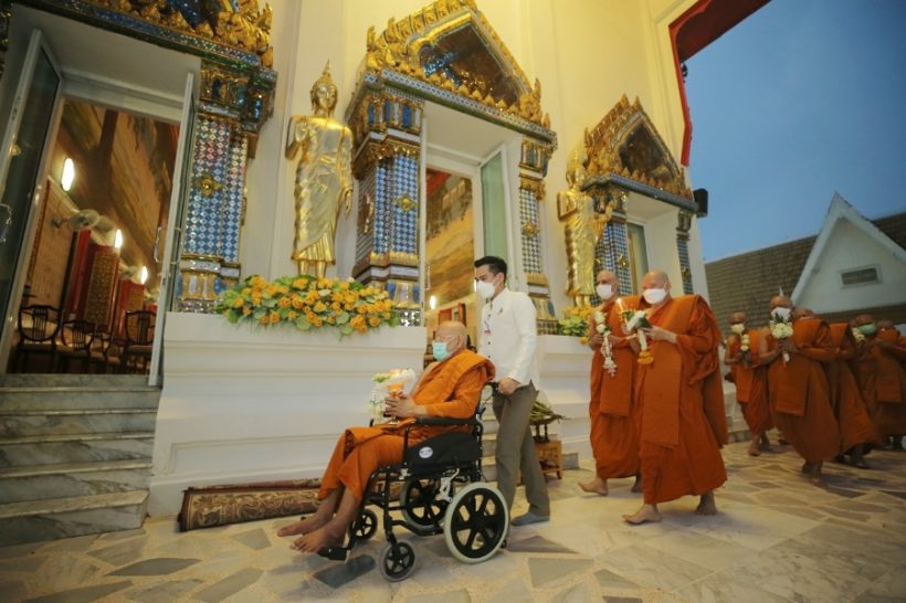 สาธุ เผยภาพพระกากัน นักแสดงบอลลีวูด เวียนเทียนวันมาฆบูชา 