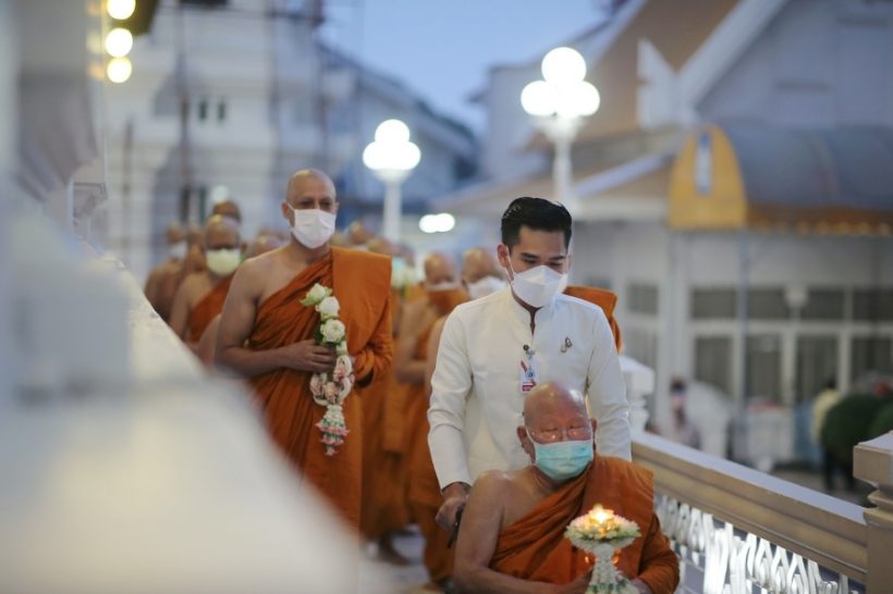 สาธุ เผยภาพพระกากัน นักแสดงบอลลีวูด เวียนเทียนวันมาฆบูชา 