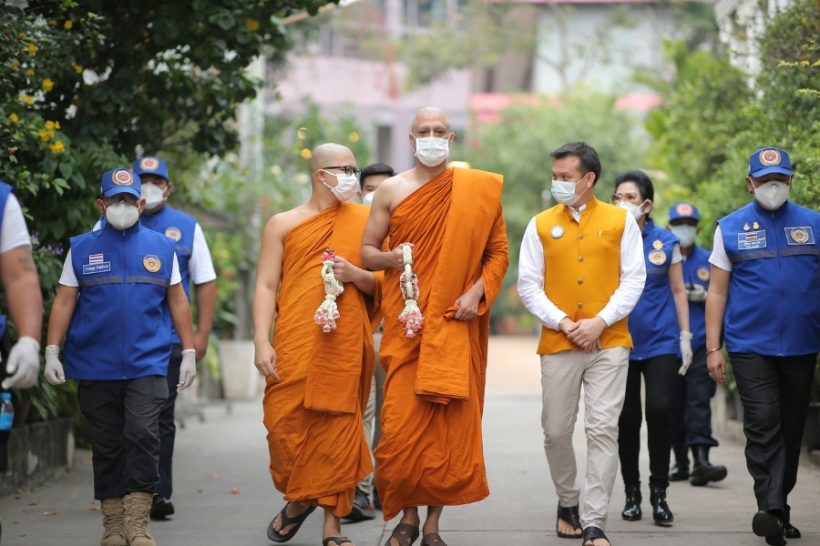 สาธุ เผยภาพพระกากัน นักแสดงบอลลีวูด เวียนเทียนวันมาฆบูชา 