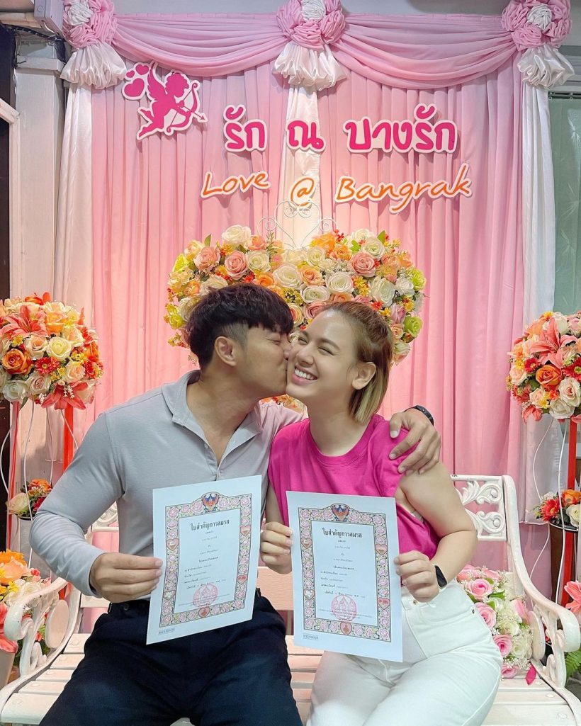 ยินดีด้วย! คู่รักดาราดังควงแขนจดทะเบียนสมรสรอบสอง หลังประกาศหย่า