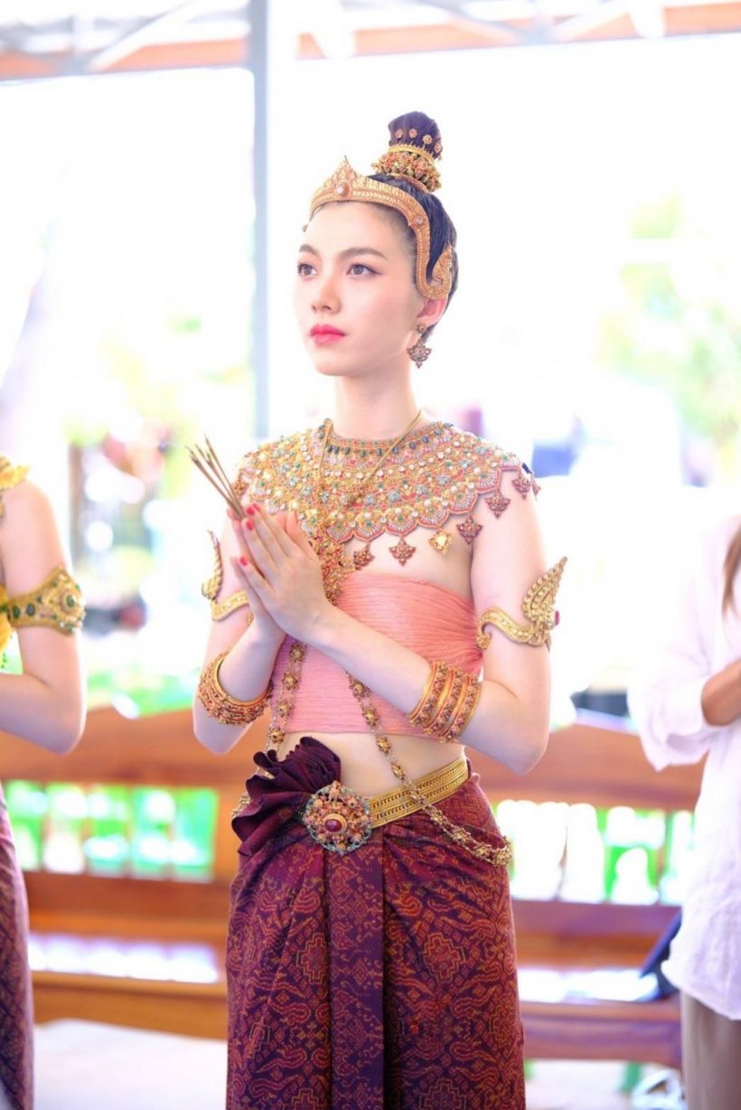  ว๊าว! น้องออม ลูกก้อย นฤมล แต่งชุดไทยรำบวงสรวงสวยหวานหยดย้อย 