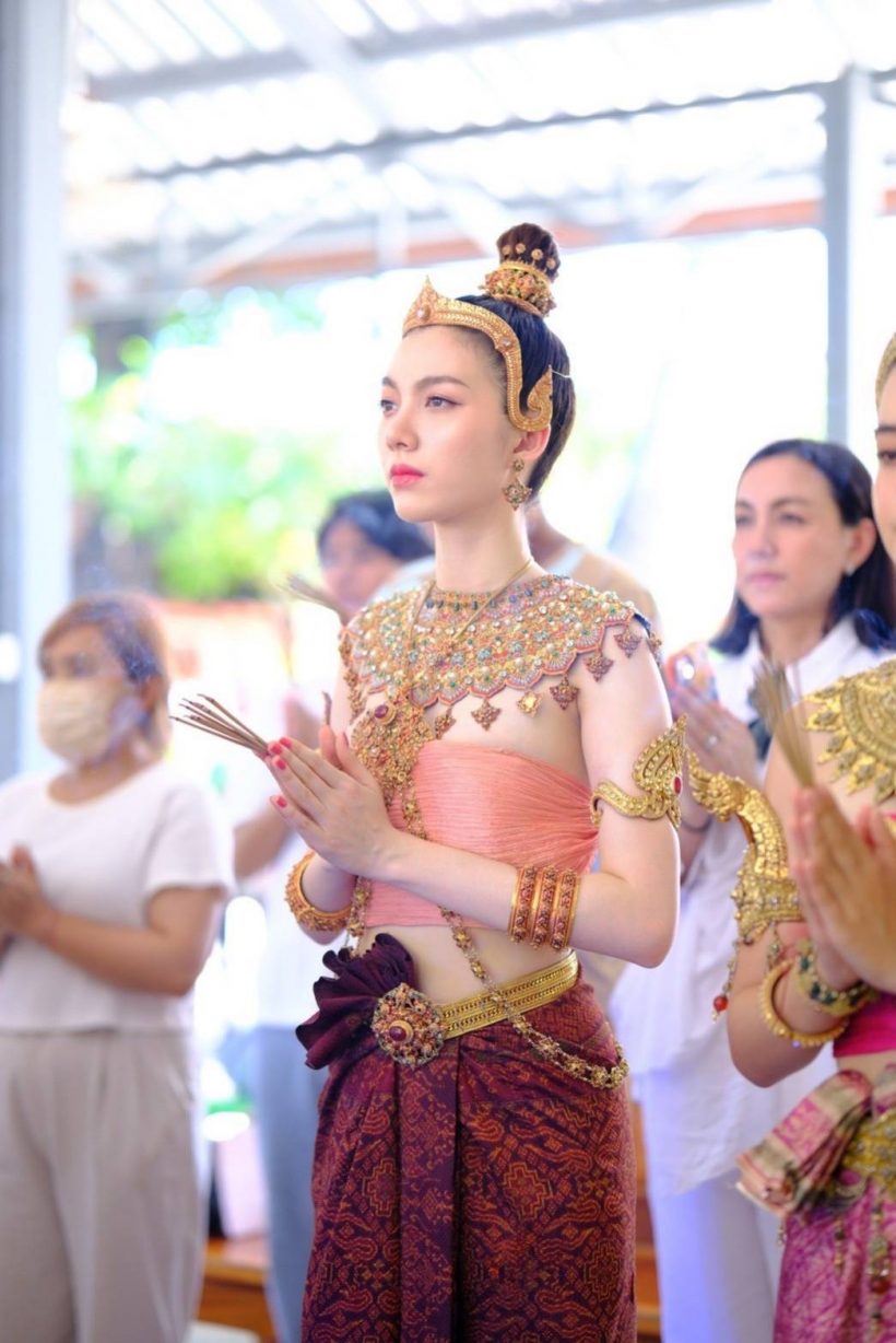  ว๊าว! น้องออม ลูกก้อย นฤมล แต่งชุดไทยรำบวงสรวงสวยหวานหยดย้อย 