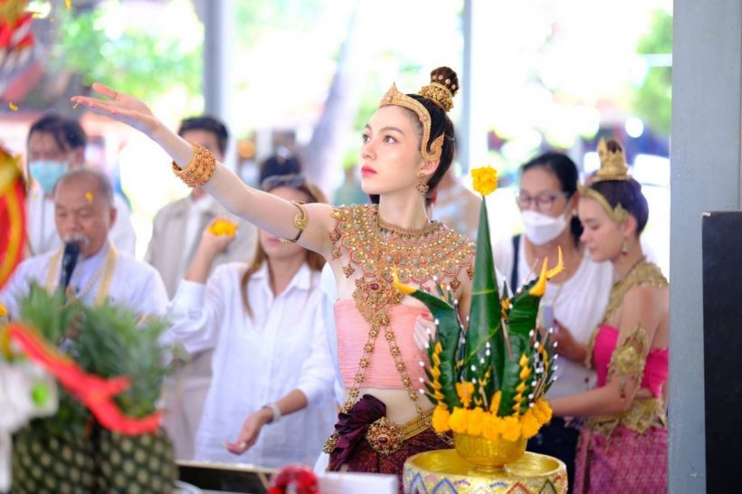  ว๊าว! น้องออม ลูกก้อย นฤมล แต่งชุดไทยรำบวงสรวงสวยหวานหยดย้อย 