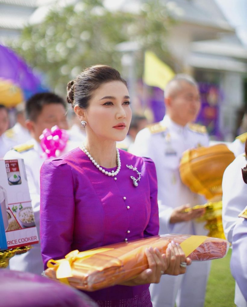  นางเอกรุ่นใหญ่ร่วมทำบุญกับชาวบ้าน ใส่ชุดไทยงามสง่าวัย52ปี