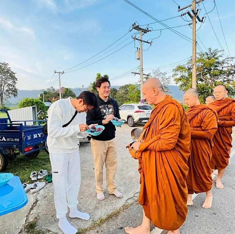 เผยภาพเกรท วรินทร นั่งไหว้พระ ที่แท้ดาราดังแอบบวชเงียบๆ