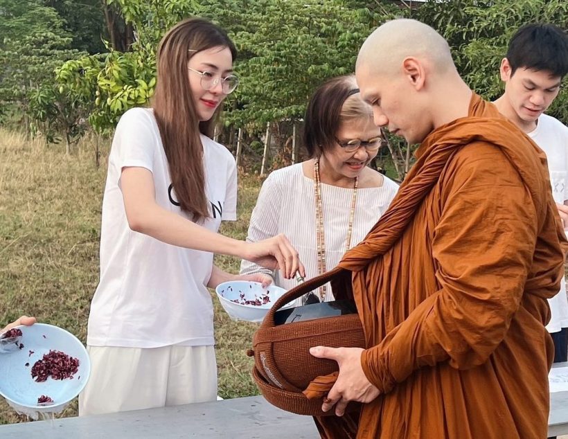 อนุโมทนาบุญ ดาราสาวใส่บาตรหลวงพี่ หลังเเฟนไฮโซบวชเงียบ