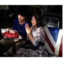 ภาพสุดซึ้ง!เจมส์ จิ หอบเค้กเซอร์ไพร้ซ์HBDคุณแม่