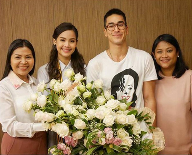 พื้นที่ของสองเรา ‘ณเดช’ หอบกุหลาบขาว ยินดี ‘ญาญ่า’ถึงบ้าน หวานได้อีก..