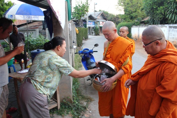 “พระโอ วรุฒ” ออกบิณฑบาตประชาชนแห่ใส่บาตร