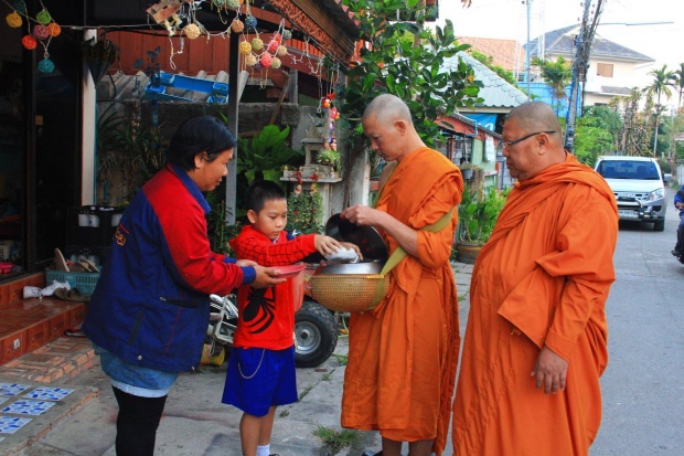 “พระโอ วรุฒ” ออกบิณฑบาตประชาชนแห่ใส่บาตร