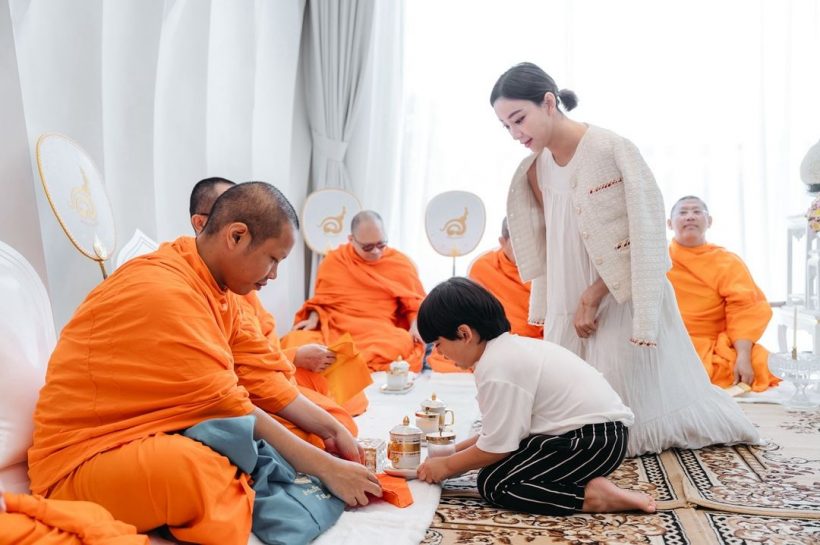 อบอุ่นมาก ดาราสาวลูกหนึ่งพาแฟนใหม่ ทำบุญบ้านใหม่กับพ่อแม่