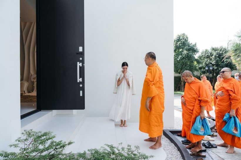 อบอุ่นมาก ดาราสาวลูกหนึ่งพาแฟนใหม่ ทำบุญบ้านใหม่กับพ่อแม่