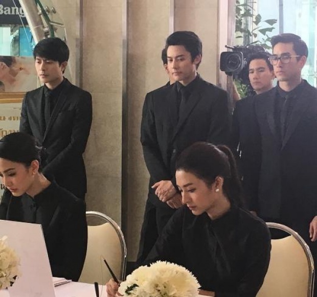 คณะผู้บริหาร และ ดารา - นักแสดงช่อง 3 ร่วมลงนามถวายอาลัย