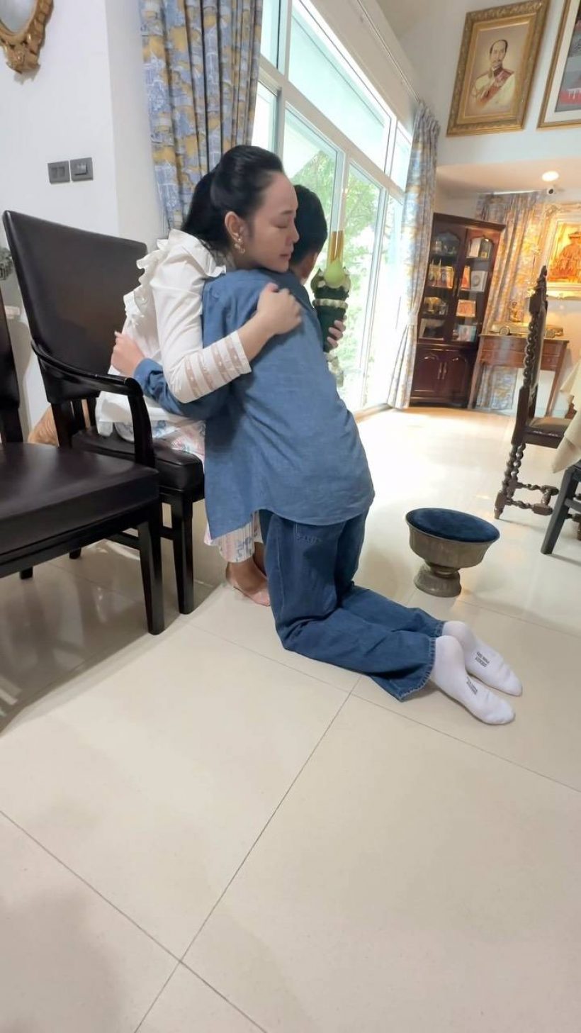 ตั๊ก บงกช ปลื้มจนน้ำตาไหล ลูกชายยกพานกราบลาบวชสามเณร