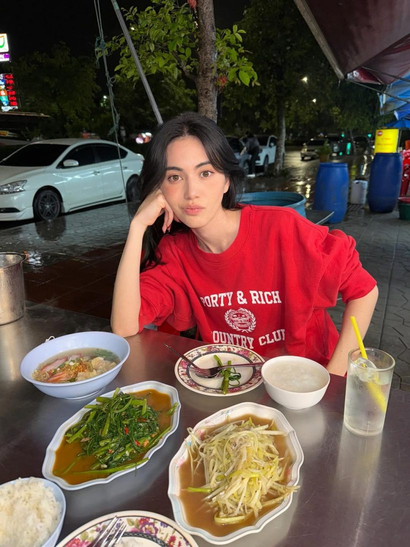 อึ้งทั้งร้าน! ไม่คิดว่าซุปตาร์นางเอกคนนี้ นั่งกินข้าวข้างทาง