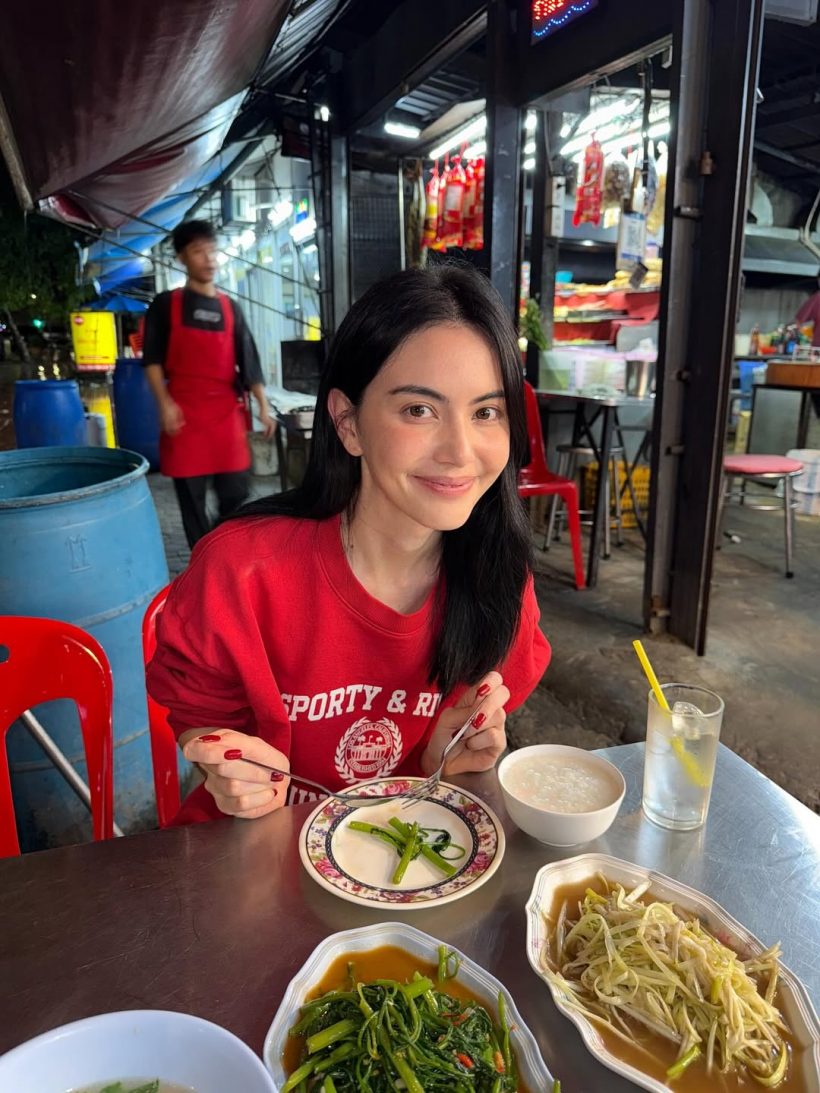 อึ้งทั้งร้าน! ไม่คิดว่าซุปตาร์นางเอกคนนี้ นั่งกินข้าวข้างทาง