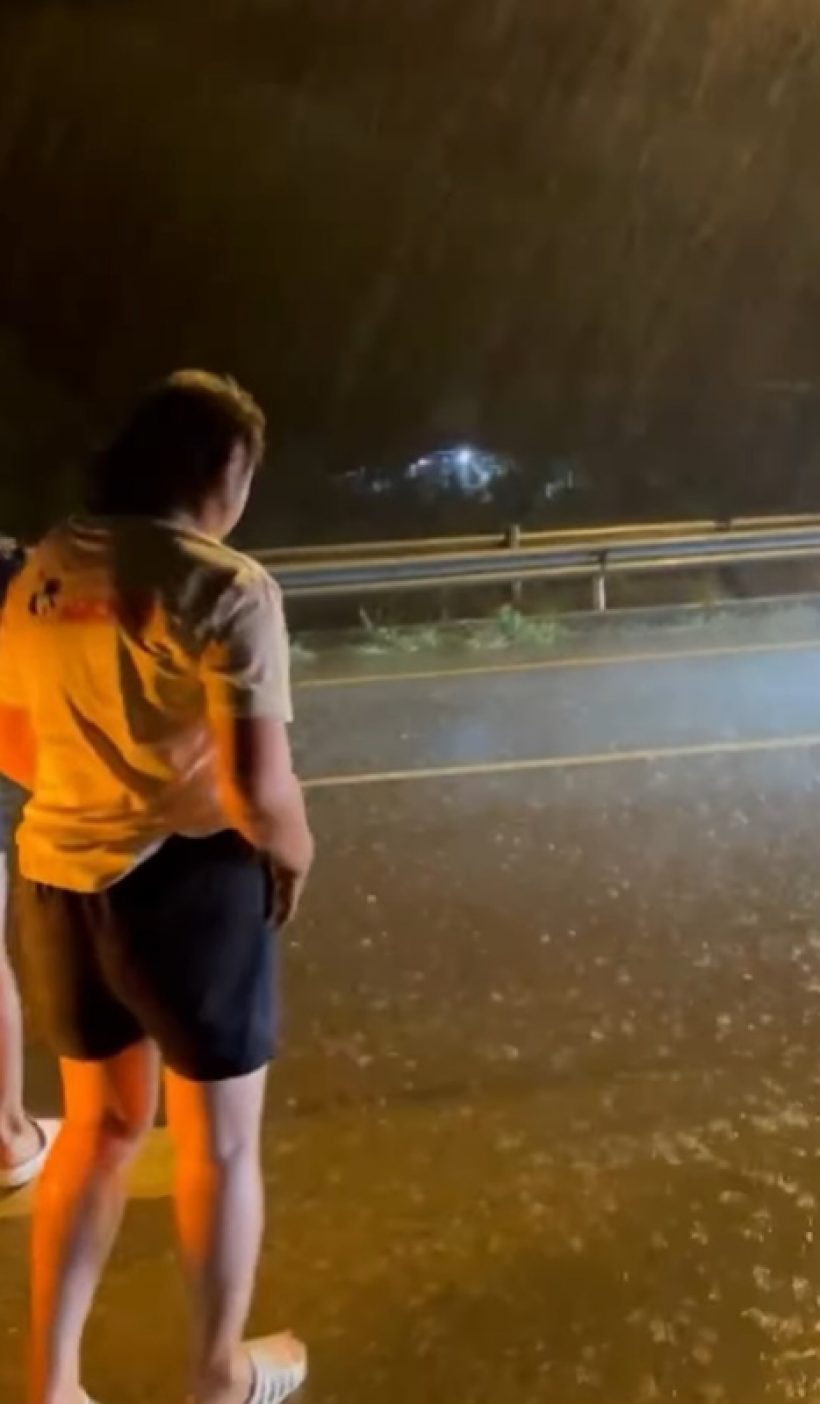 นับถือใจ ดาราสาวชื่อดัง ลุยฝนตัวเปียก ช่วยรถประสบอุบัติเหตุ