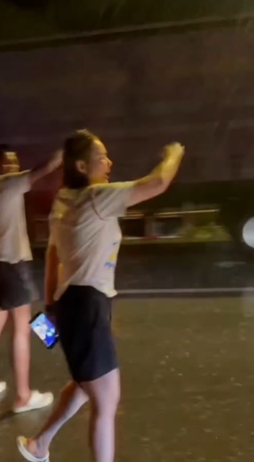 นับถือใจ ดาราสาวชื่อดัง ลุยฝนตัวเปียก ช่วยรถประสบอุบัติเหตุ