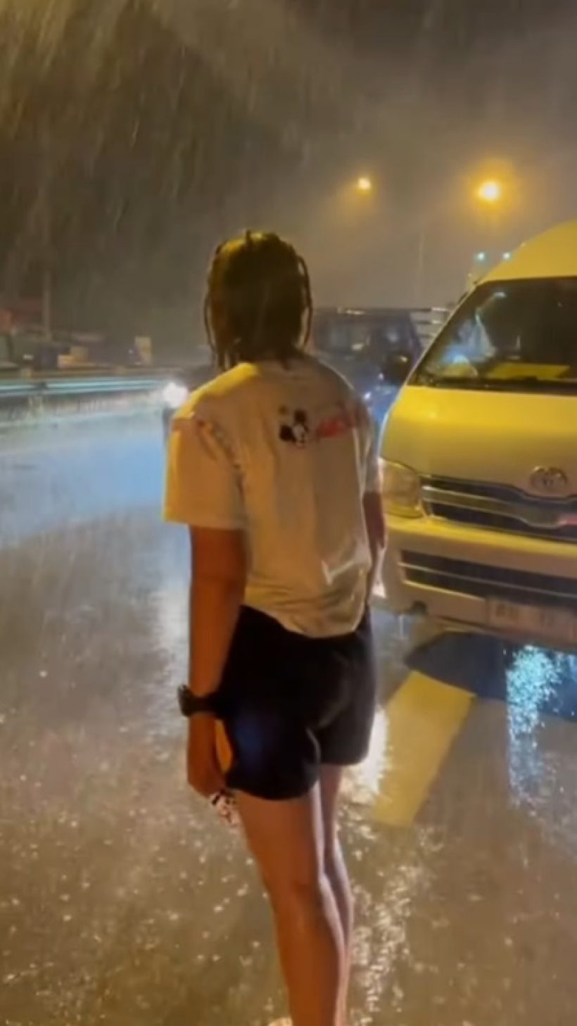 นับถือใจ ดาราสาวชื่อดัง ลุยฝนตัวเปียก ช่วยรถประสบอุบัติเหตุ