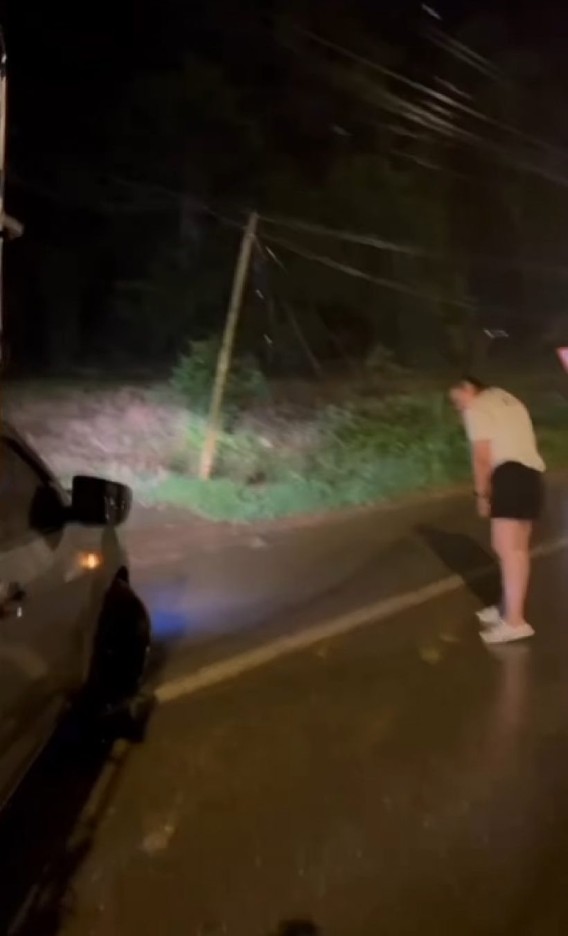 นับถือใจ ดาราสาวชื่อดัง ลุยฝนตัวเปียก ช่วยรถประสบอุบัติเหตุ