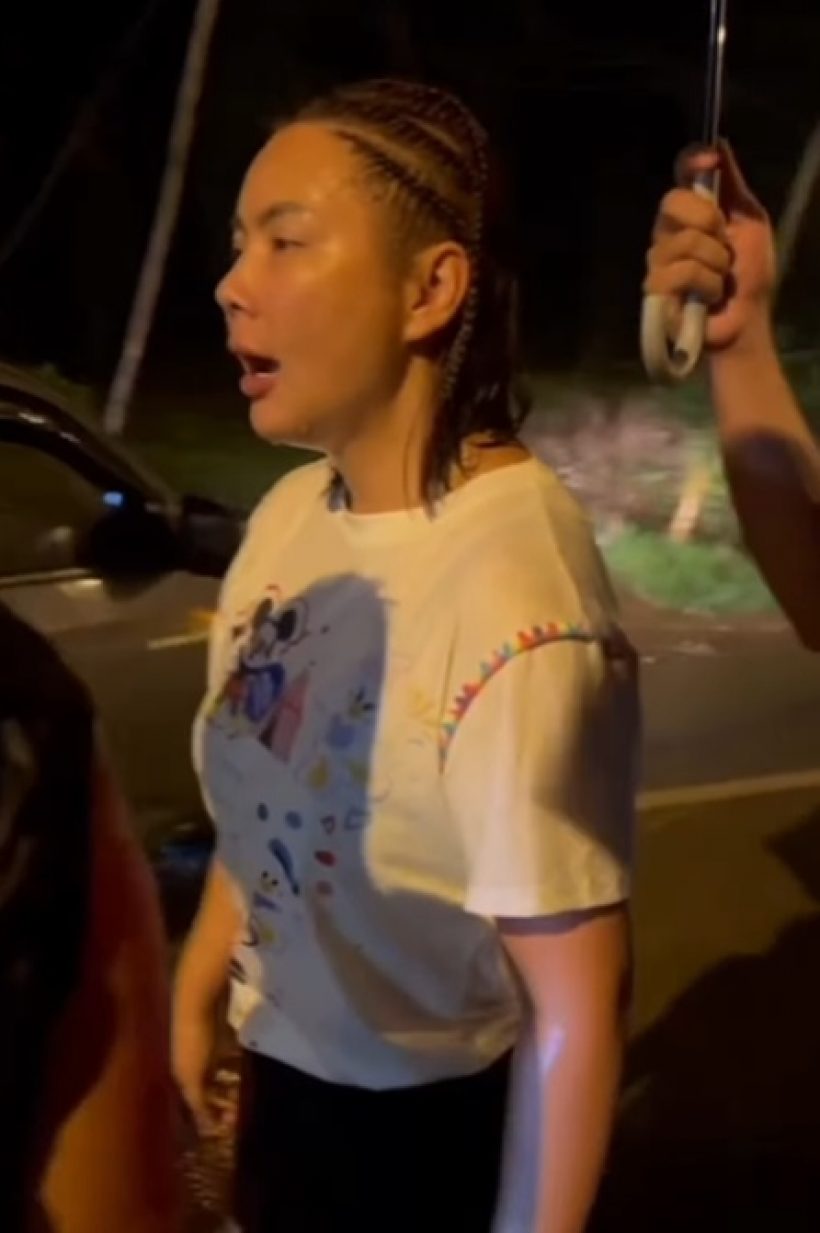 นับถือใจ ดาราสาวชื่อดัง ลุยฝนตัวเปียก ช่วยรถประสบอุบัติเหตุ