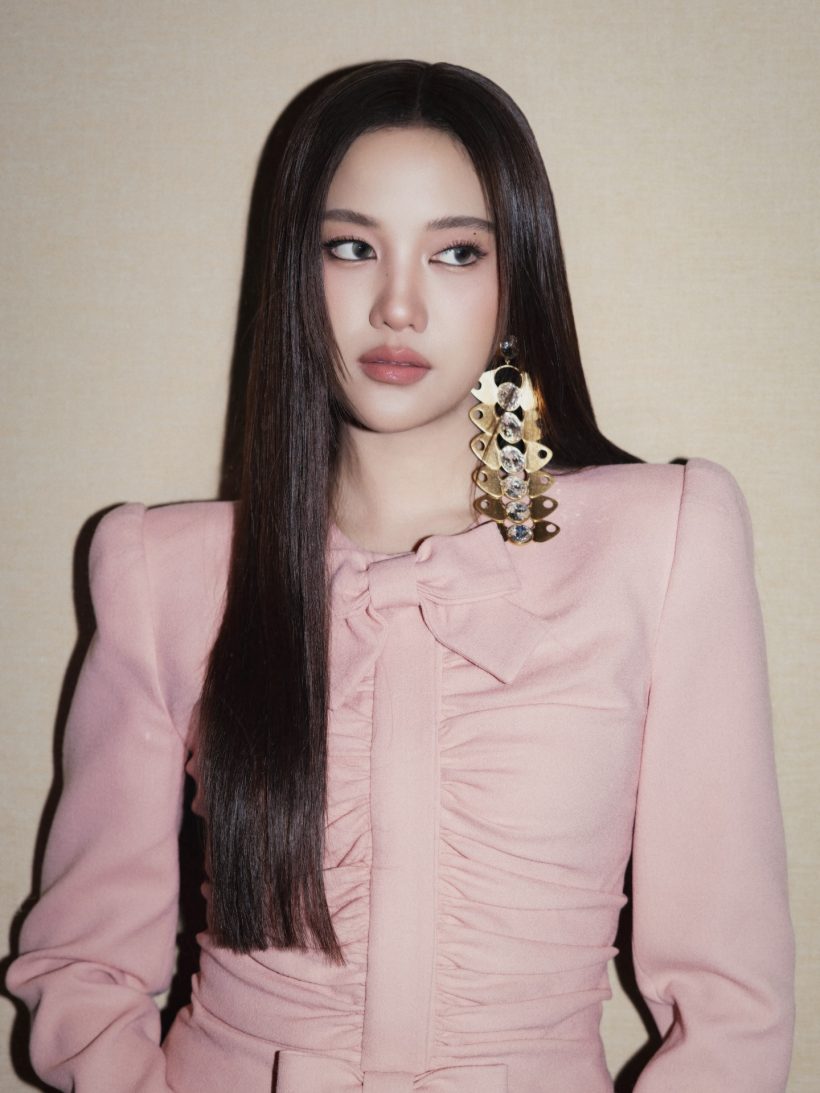 ปารีสลุกเป็นไฟ! "ฟรีน สโรชา" อวดลุคหรูระดับโอต์กูตูร์