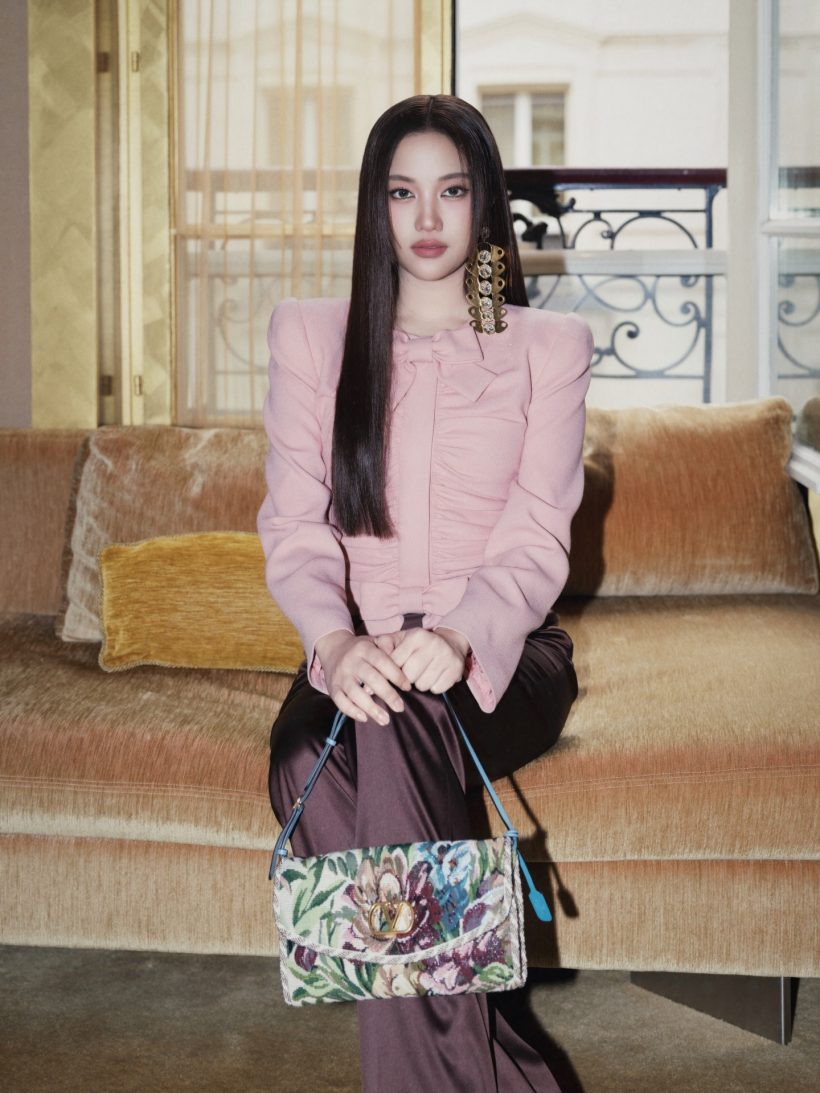 ปารีสลุกเป็นไฟ! "ฟรีน สโรชา" อวดลุคหรูระดับโอต์กูตูร์