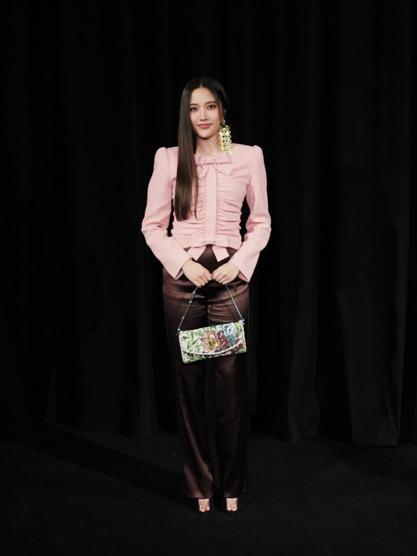 ปารีสลุกเป็นไฟ! "ฟรีน สโรชา" อวดลุคหรูระดับโอต์กูตูร์