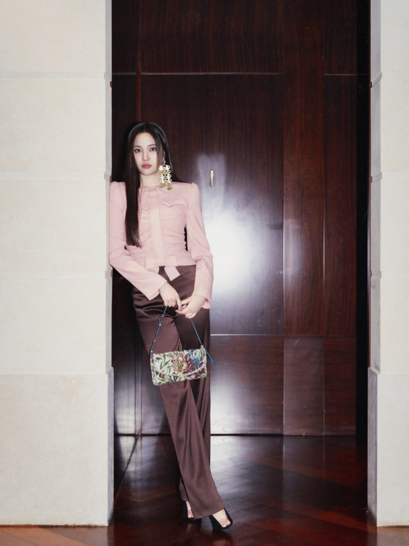 ปารีสลุกเป็นไฟ! "ฟรีน สโรชา" อวดลุคหรูระดับโอต์กูตูร์