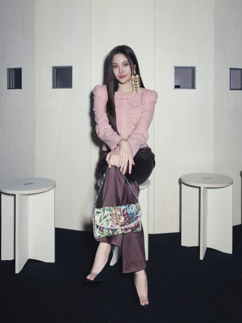 ปารีสลุกเป็นไฟ! "ฟรีน สโรชา" อวดลุคหรูระดับโอต์กูตูร์