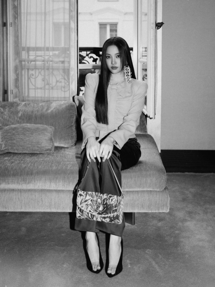 ปารีสลุกเป็นไฟ! "ฟรีน สโรชา" อวดลุคหรูระดับโอต์กูตูร์