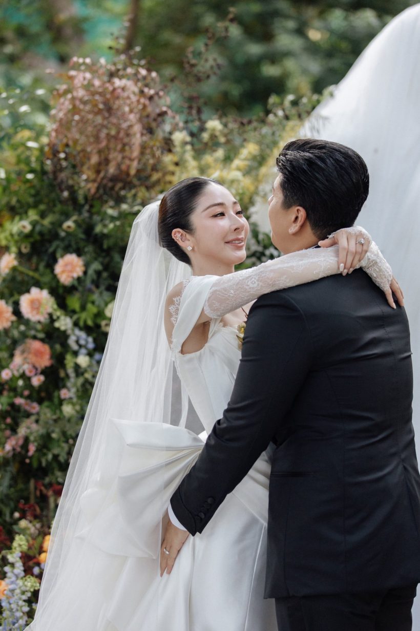 สาวสวยชื่อดัง เข้าพิธีวิวาห์แล้ว เพื่อนๆมีน้ำตาซึมทั้งงาน